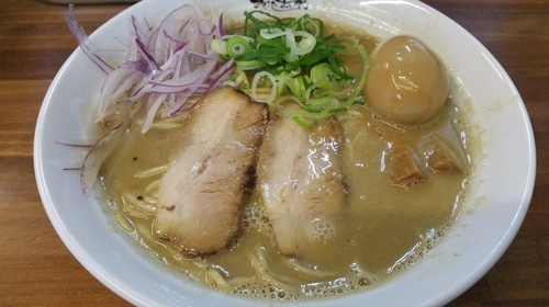 「濃厚ぶっ潰しラーメン(800円)＋かつお味玉(120円)」@らーめん かつお拳の写真