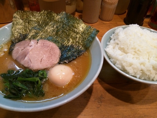 「味玉ラーメン　ライス大」@横浜ラーメン 武蔵家 稲田堤店の写真