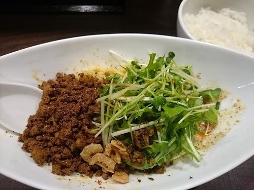 「つゆ無し担担麺￥830＋ランチライス￥50＝￥880」@四川担担麺 阿吽 北浦和店の写真