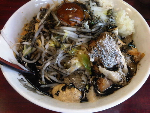 「まぜ(750円)+黒(50円) 全部」@ゴリラーメンの写真