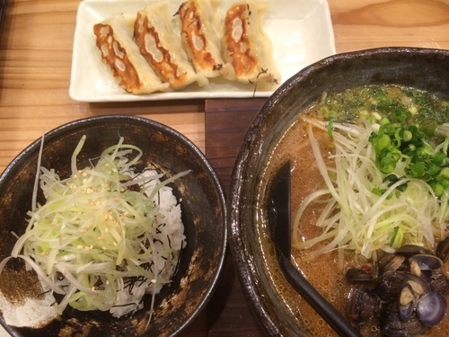 「天然しじみの健康味噌麺+肉味噌小丼+特製もっちり焼き餃子(4個)」@味噌が一番 西武新宿駅前店の写真