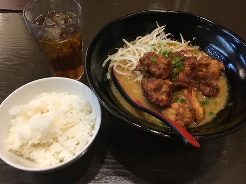 「唐揚げラーメン+ライス+ドリンク780円」@麺と鍋 新宿SARAIの写真