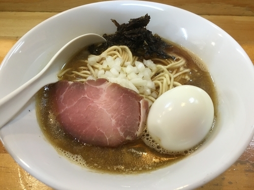 「煮干ソバ（醤油）＋出汁打ち込み式味玉」@煮干中華ソバ イチカワの写真
