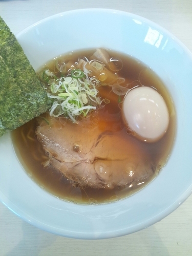 「らーめんしょうゆ（味玉トッピング）」@麺屋 志縁の写真