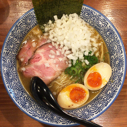 「味玉入り濃厚煮干しそば＋玉ねぎ増し」@濃厚煮干しそば 麺匠 濱星 関内店の写真