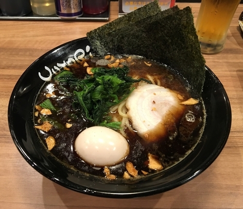 「ブラックガーリックラーメン 800円+味玉100円」@らーめん YuToRiの写真