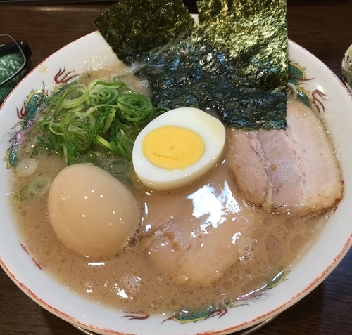 「ラーメン（並）（バリカタ￥680）＋煮玉子（クーポン）」@豚骨発祥久留米ラーメン くるめや 浅草店の写真