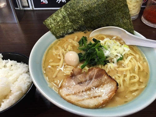 「味噌ラーメン大盛り(うすめ)+ライス」@横浜家系らーめん 魂心家 あざみ野店の写真