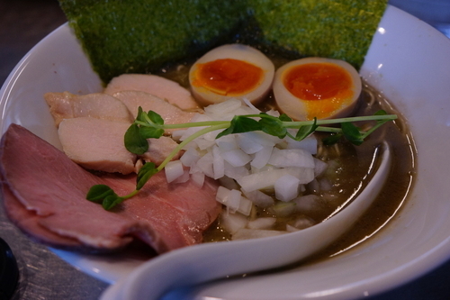 「濃厚煮干し豚骨（土曜限定）＋味玉（サービス）」@さんじの写真