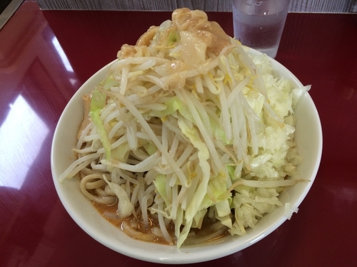 「味噌ラーメン ヤサイマシ、アブラ +タマネギ」@ジラフの写真
