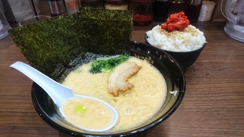 「ラーメン(麺硬･味濃)+ライス(サービス)」@横浜家系らーめん 魂心家 藤沢店の写真