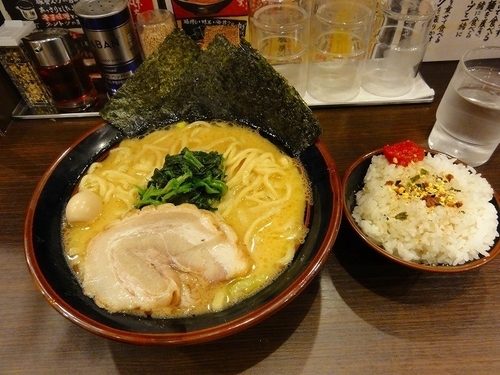 「豚骨醤油ラーメン 700円(クーポン大盛無料）無料ライス2杯」@横浜家系ラーメン 一刀家 秋葉原店の写真