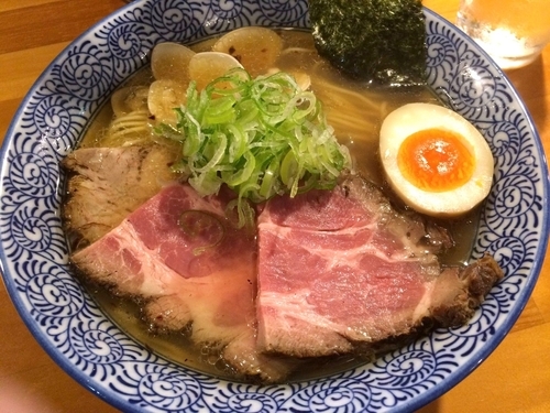 「【深夜営業】鶏とハマグリの中華そば（850円）低温チャーシー」@麺処 門つるの写真