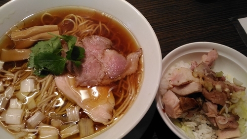 「醤油ラーメン＋肉ご飯」@らぁめん屋 カネキッチンの写真