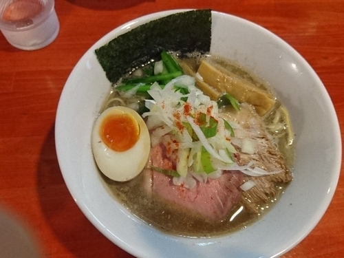 「コクにぼ醤油そば+半チャーシュー」@讃岐ラーメン はまんど横須賀の写真