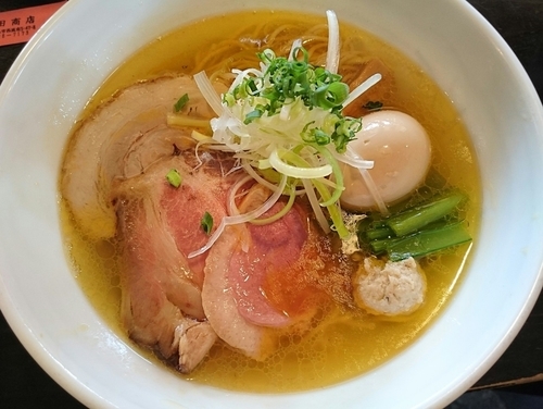 「【麺や而今×吉田商店 コラボ限定】芳醇貝出汁塩そば＋味玉」@吉田商店の写真