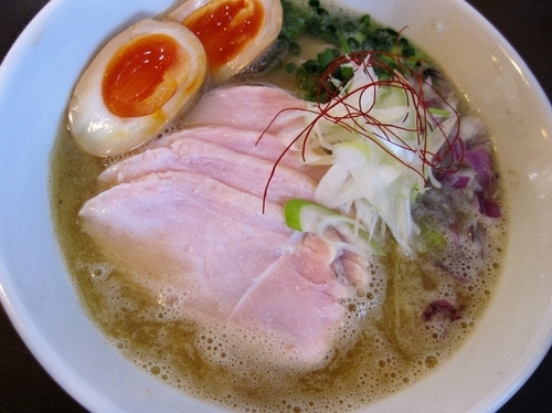 「【気まぐれメニュー】鶏万湯ラーメン￥750＋大盛￥100」@つけ麺 弥七の写真