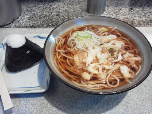 「たぬきそば＋おむすび（鮭）」@かめやの写真