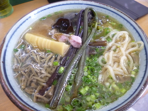 「【卯月の一杯】旬の蕨蕎麦…塩 利尻 顎 青の三つ巴にて（Ｄ)」@MENYA 食い味の道有楽の写真