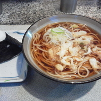 たぬきそば＋おむすび（鮭）