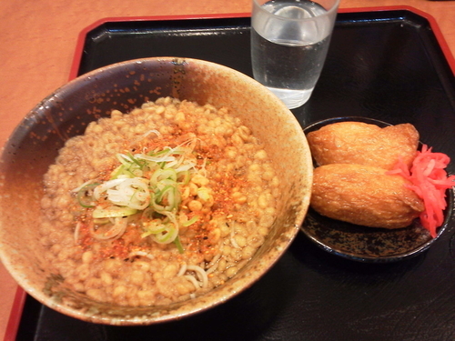 「たぬきそば＋いなり」@えきめんや 横浜店の写真