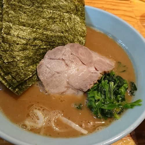 「ラーメン（650円）＋海苔（50円）＋ライス（0円）」@横浜ラーメン 武蔵家 大井町店の写真