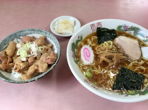 「ラーメンセット（ラーメン＋もつ丼小＋つけもの）＠850円」@龍巻軒の写真