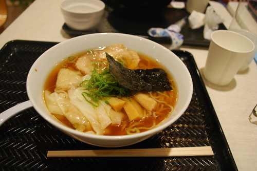 「ワンタン醤油らぁ麺910円」@湘南 野の実 Terrace mall 湘南店の写真