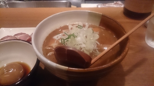 「１４周年記念らーめん＋特製釜焼き焼豚＋燻製味付玉子」@渡なべの写真