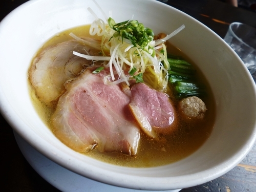 「芳醇貝出汁鶏塩そば」@吉田商店の写真