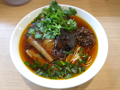 「紅湯麺＋パクチー：780円＋100円」@角煮酢豚麺 ゆきふじの写真