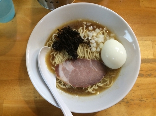 「煮干ソバ(醤油)+出汁打ち込み式味玉+和え玉」@煮干中華ソバ イチカワの写真