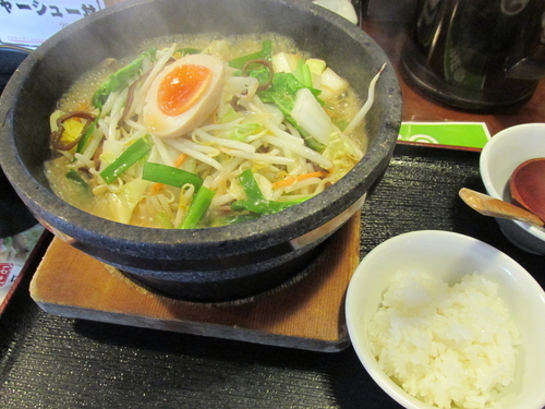 「醤油らーめん(ライス・デザート付き) 「918円」」@石焼らーめん 火山 上尾うんどう公園店の写真