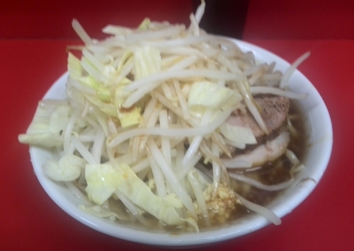 「ラーメン700円 (麺少な目、ニンニク少なめヤサイ・カラメ)」@ラーメン二郎 千住大橋駅前店の写真