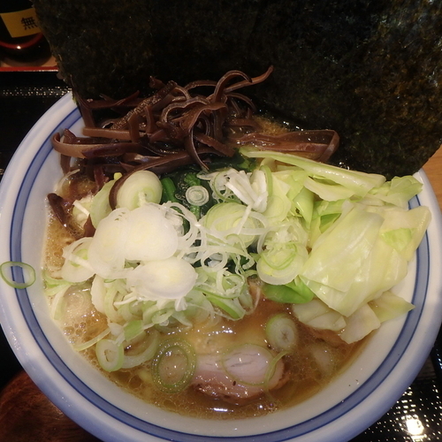 「ラーメン(並)(硬め)(500円)、チャーシュー他」@元祖 東京家系ラーメン 横横家 東京店の写真