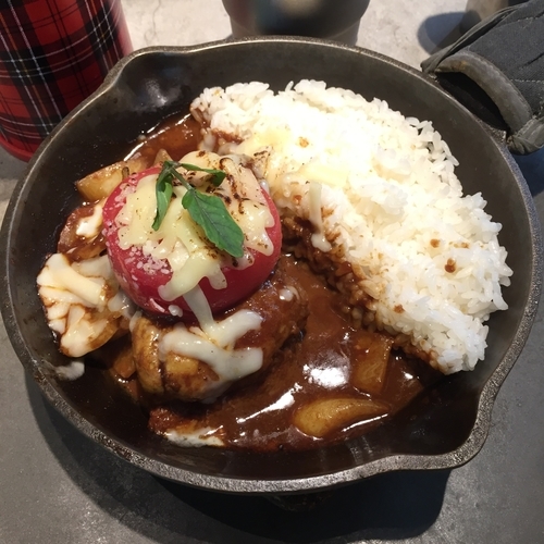 「BBQカレー(3辛)＋炙りチーズ&トマト」@野菜を食べるカレー camp express 池袋店の写真