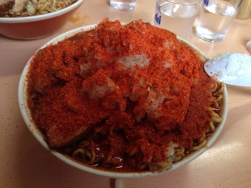 「大ラーメンやくみ 750円自前一味唐辛子」@梅乃家の写真