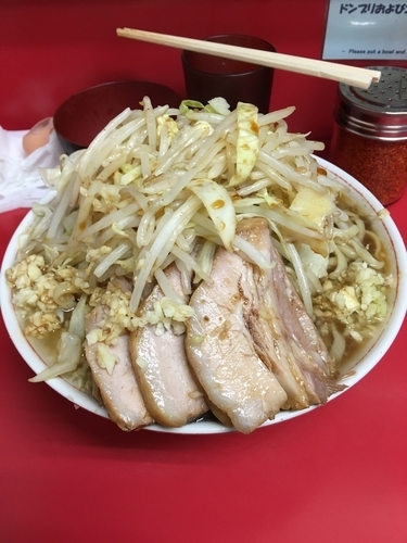 「大豚＋生卵＋ヤサイニンニクカラメ ¥1,000」@ラーメン二郎 千住大橋駅前店の写真