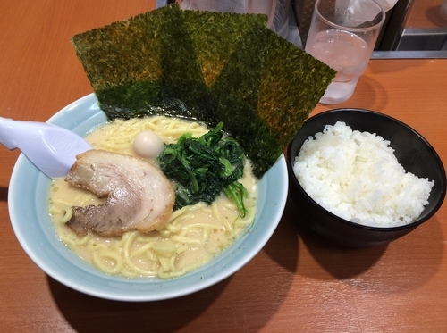 「醤油ラーメン」@横浜家系ラーメン 新宿小滝橋 魂心家の写真