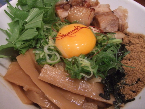 「肉メンのせ和えそば　８８０円」@麺屋こころ 六角橋店の写真