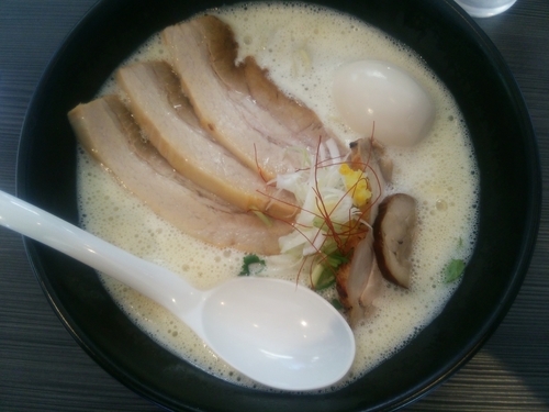 「濃厚鶏塩らーめん（中盛）＋チャーシュー＋味玉」@麺屋 にし田の写真