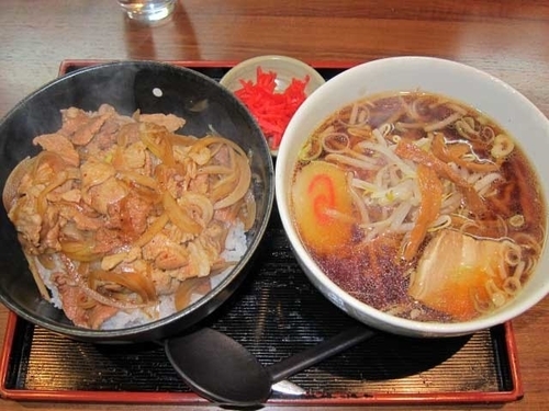 「豚丼500円（ランチ）と半ラーメン300円」@中華ダイニング いい田の写真