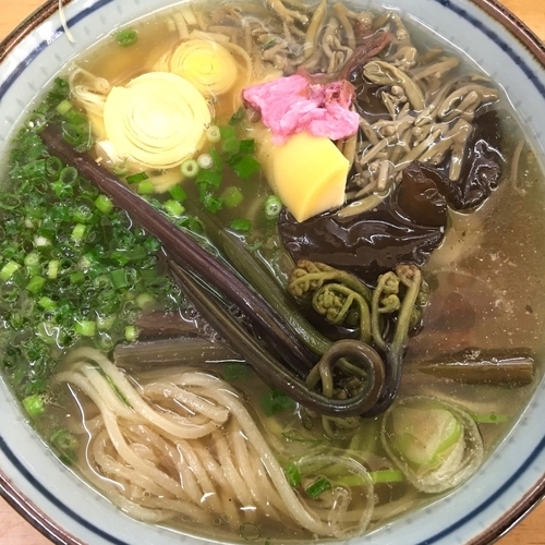 「旬の蕨蕎麦…塩　利尻 顎 青の三巴にてB1200円他」@MENYA 食い味の道有楽の写真