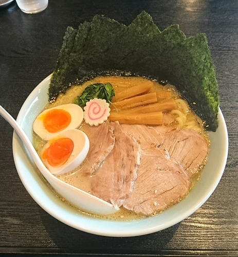 「げんこつよくばりラーメン (中盛)」@めんや焔の写真