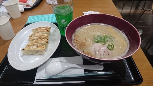 「塩とんこつらぁ麺+サービス餃子+サービスドリンク【842円】」@自家製麺 佐野 イオンモール春日部店の写真