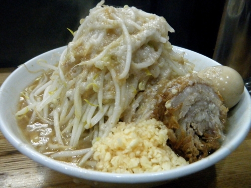 「味玉ラーメン830円(全マシ)」@デカ盛り戦隊 豚レンジャーの写真