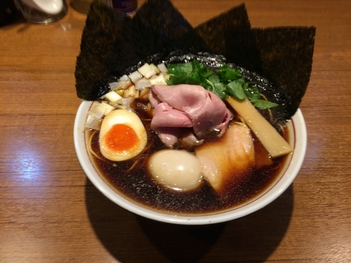「煮干しラーメン 黒醤油 + 煮卵、海苔」@寿製麺よしかわ 川越店の写真