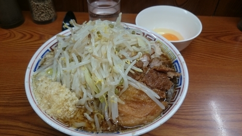 「ブタ入りラーメン、生卵、野菜、ニンニク」@ラーメン二郎 亀戸店の写真