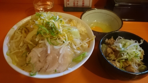 「ラーメン、大盛、ニンニク、ネギ、ラー油、生卵、豚めし」@ちばからの写真