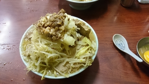 「国産ブタメン、野菜、アブラ、ニンニク、生卵」@ラーメン富士丸 神谷本店の写真